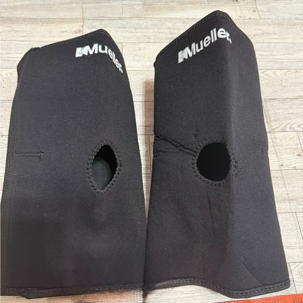 Mueller Open Patella Knee Compression Sleeves.